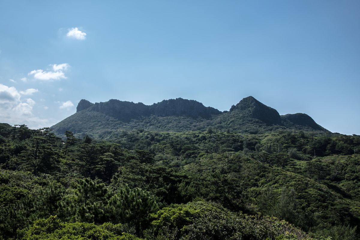 辺戸岬から見た安須杜の威容。大石林山はここに位置しています