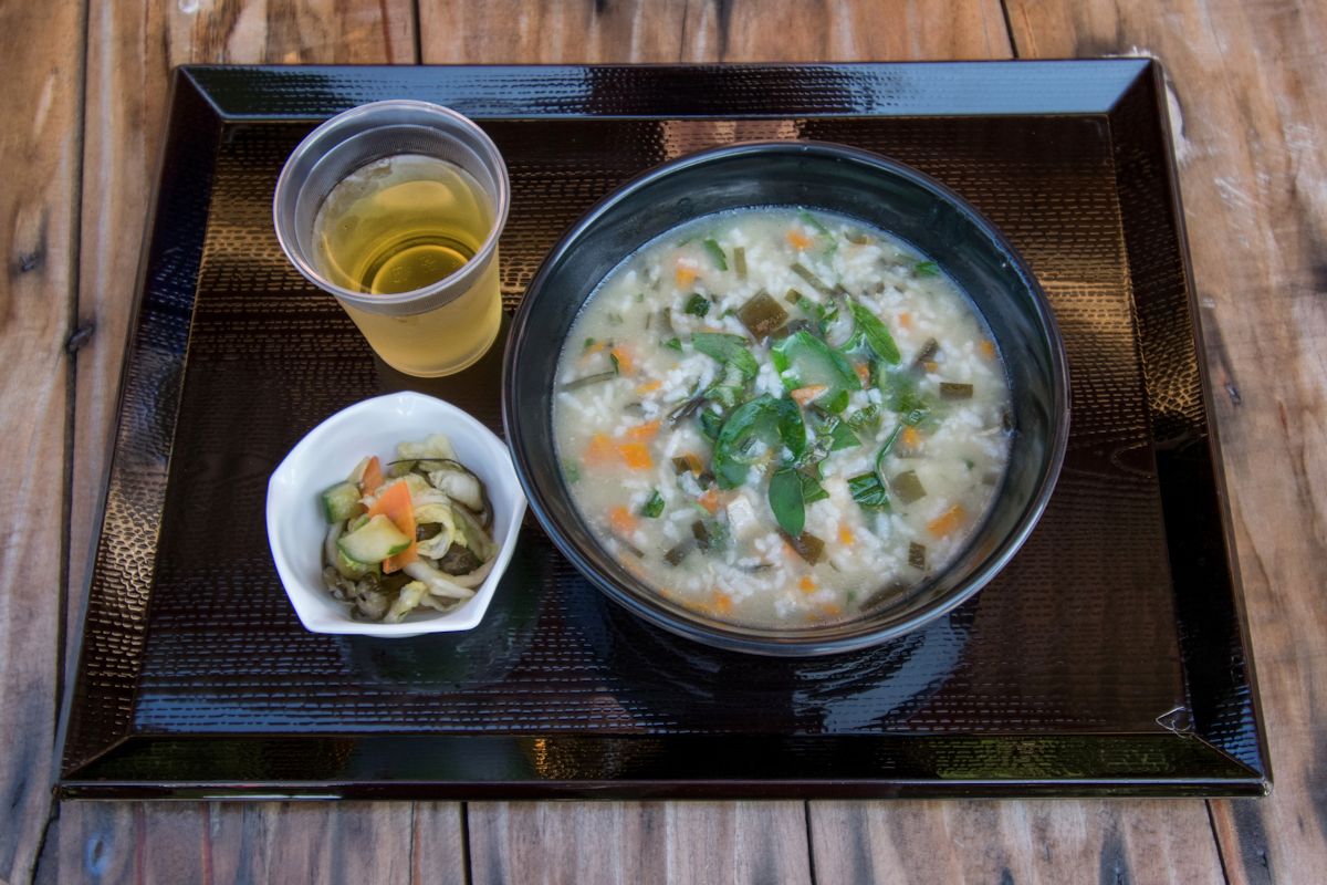 精気小屋の人気メニュー、ボロボロジューシー800円。地元の野草を使った滋味に富んだ雑炊