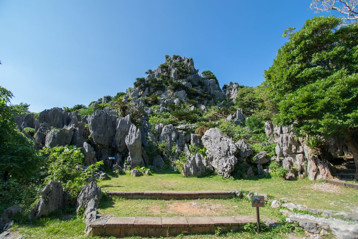 タワー状のカルスト「悟空岩」。ここから美ら海展望台コースへ合流します