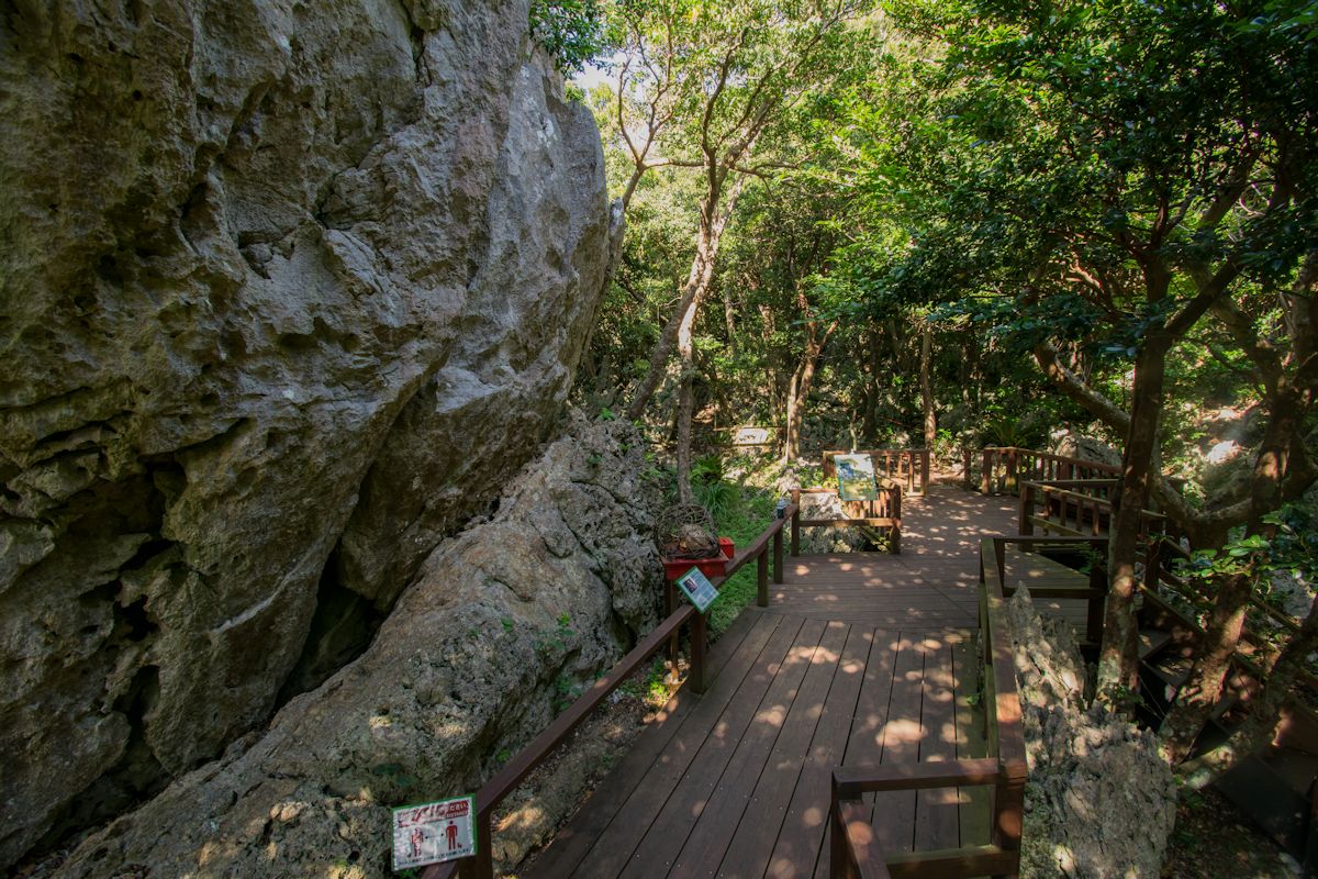 神が降り立ったと伝わる山から昇った太陽の光があたる「石林の壁」