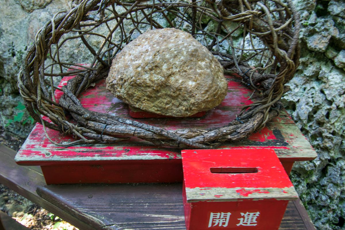 石林の壁の下に置かれた石はパワーストーンとされています