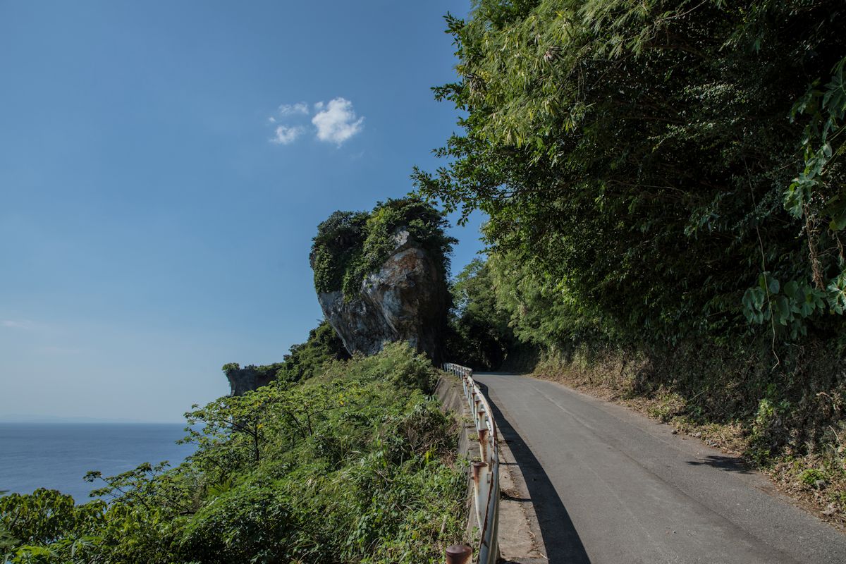 「戻る道」と呼ばれたかつての交通の難所。この先が茅打バンタです
