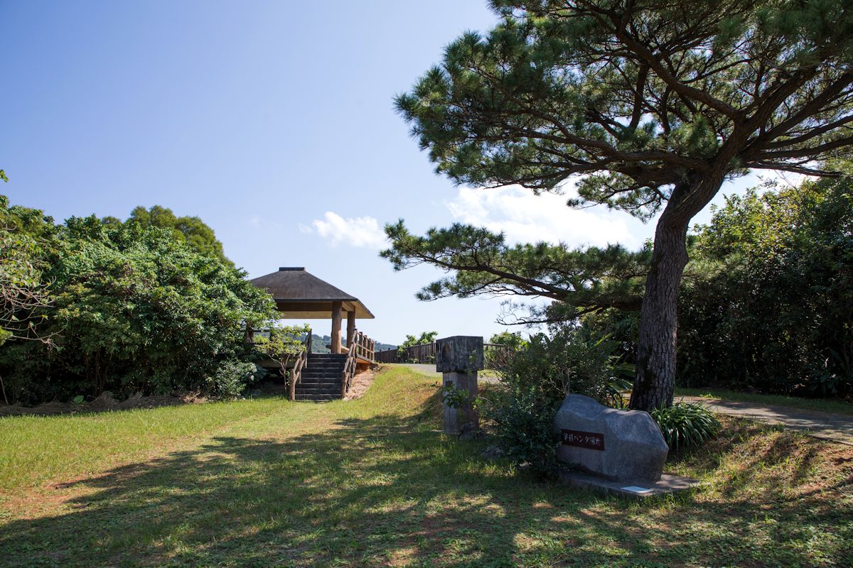 東屋の向こうにビュースポットがあります