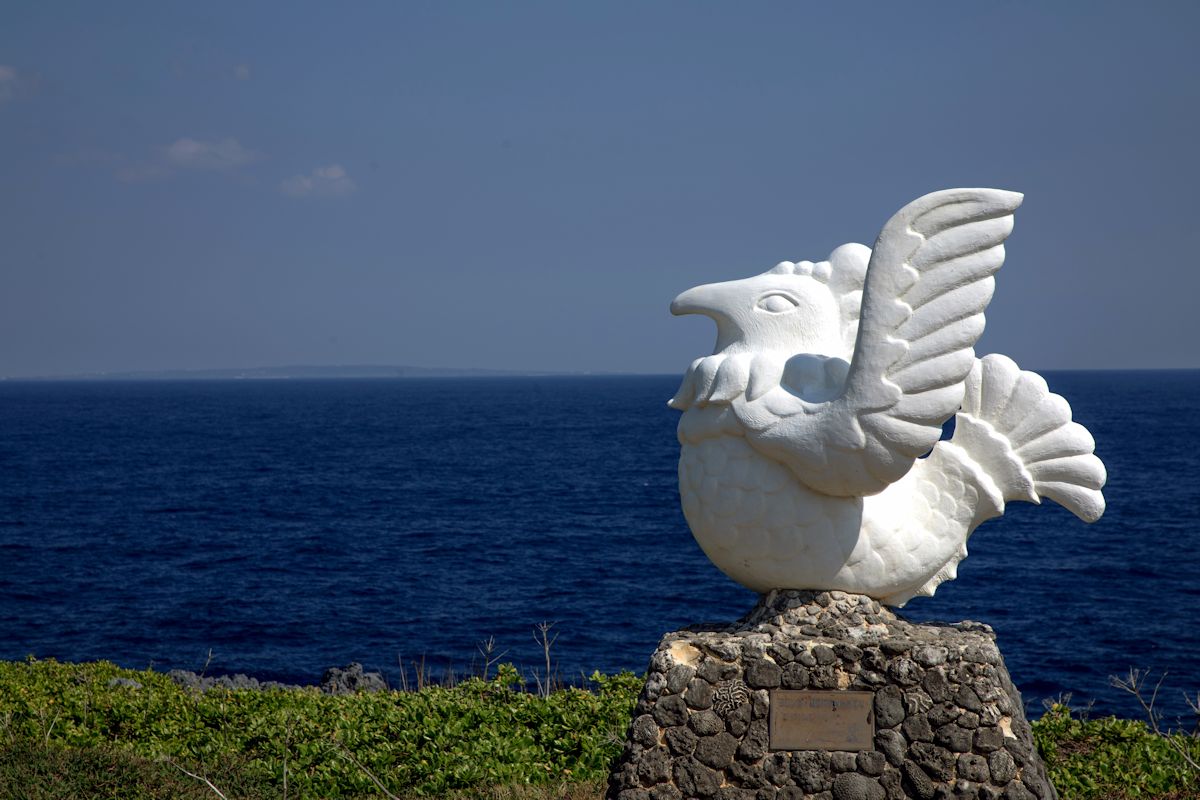 与論島と国頭村の友好の証として贈られたモニュメント。遠くに見える島影が与論島です