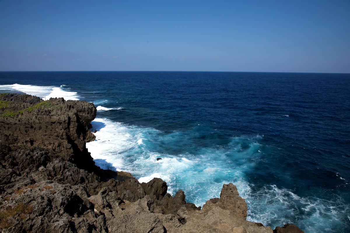 波しぶきが飛んでくるほどの荒々しさ