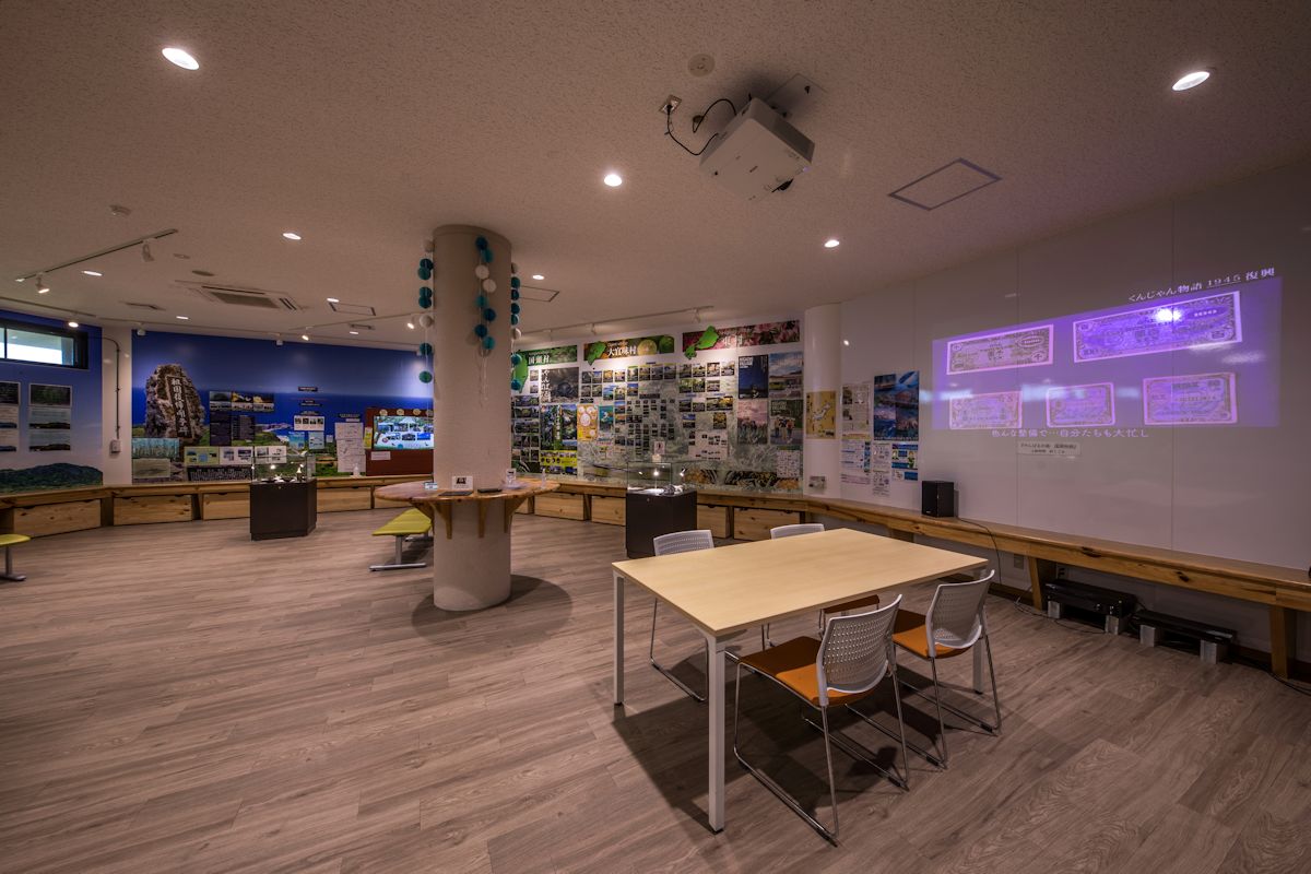 1階の辺戸岬観光案内所では、やんばるのことをじっくり学べます
