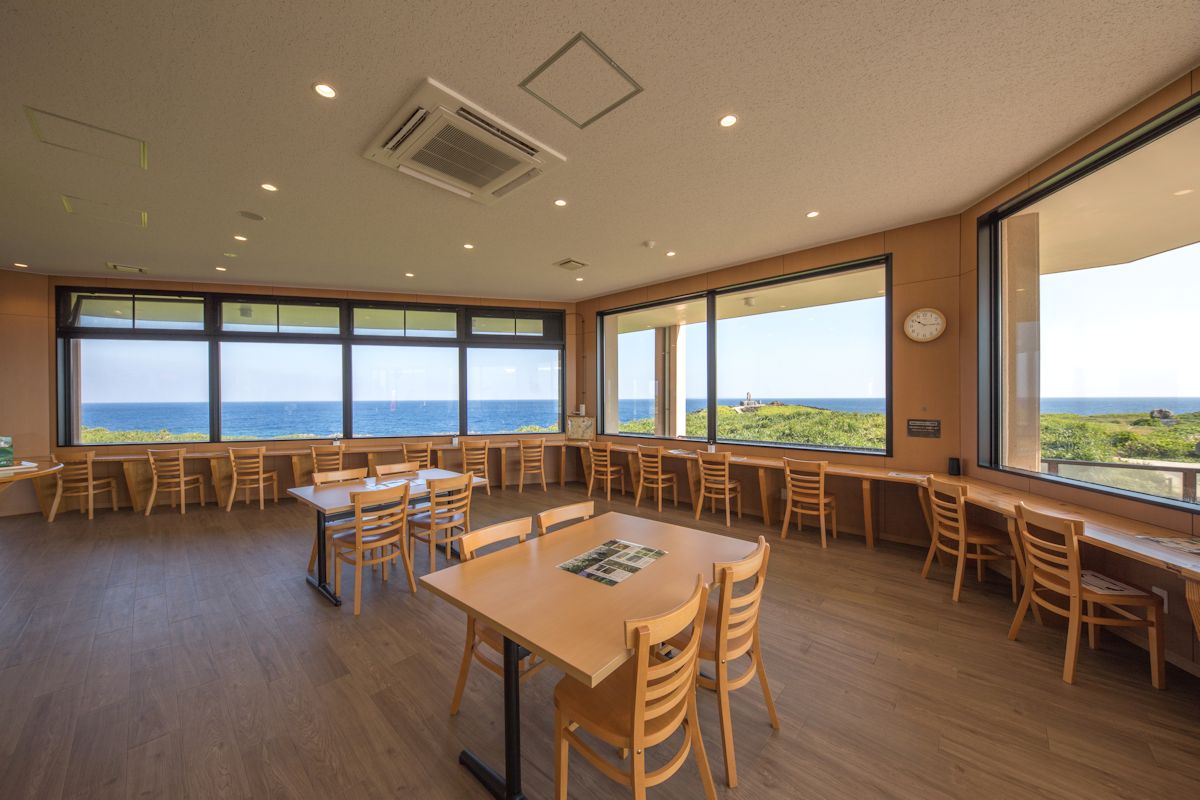 2階「ふしくぶカフェ」の店内。辺戸岬の絶景が見渡せます