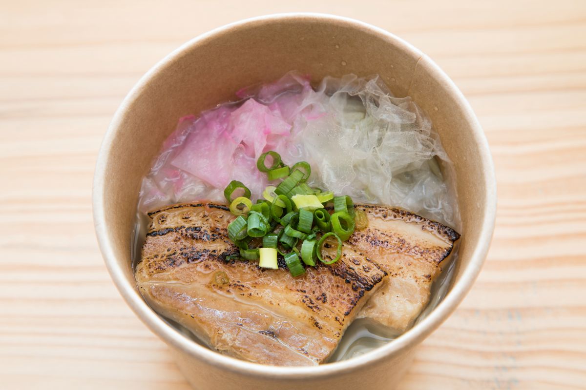 OHそば！850円。削りカマボコ、モズク麺などこだわりの沖縄そば。ダシはポットから好きなだけどうぞ