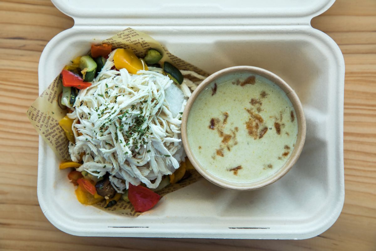 本格グリーンカレー1000円。ココナッツミルクでまろやかに仕上げていますが辛口です。野菜もたっぷり