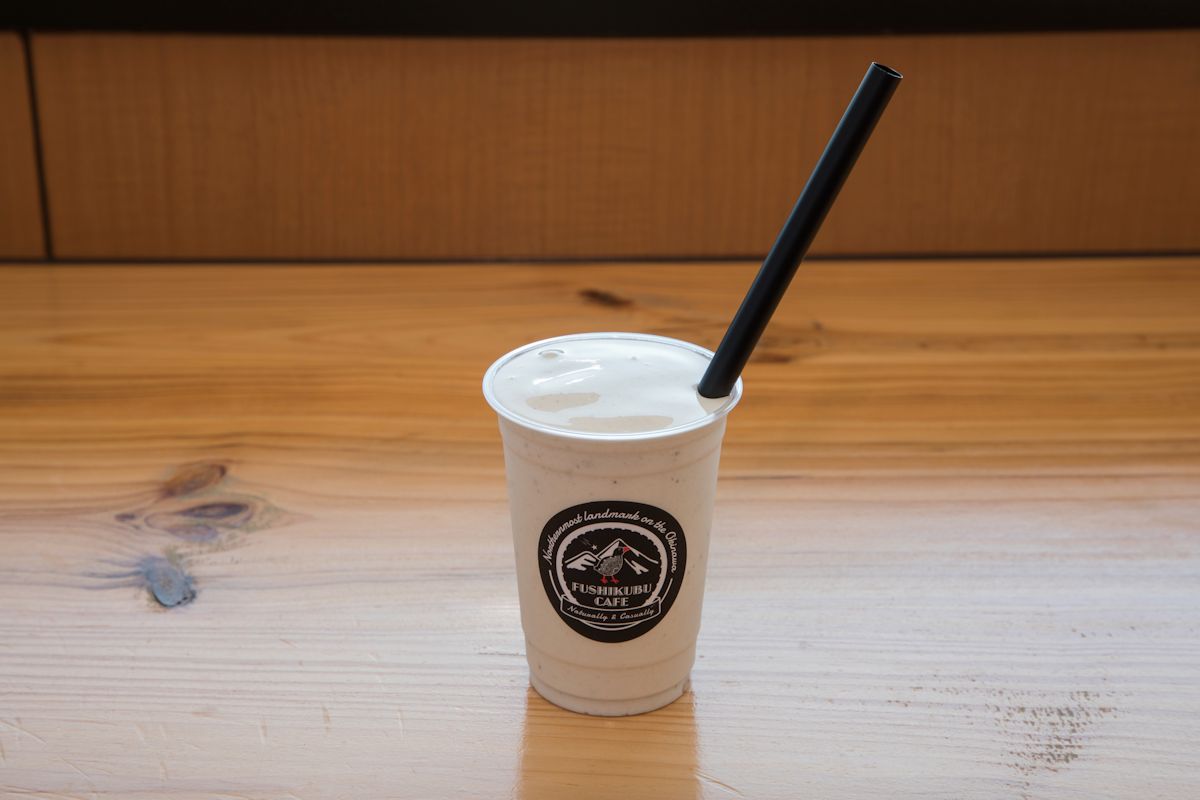 アップルバナナシェイク500円（期間限定）。糖度が高いアップルバナナを使用しているため砂糖不使用