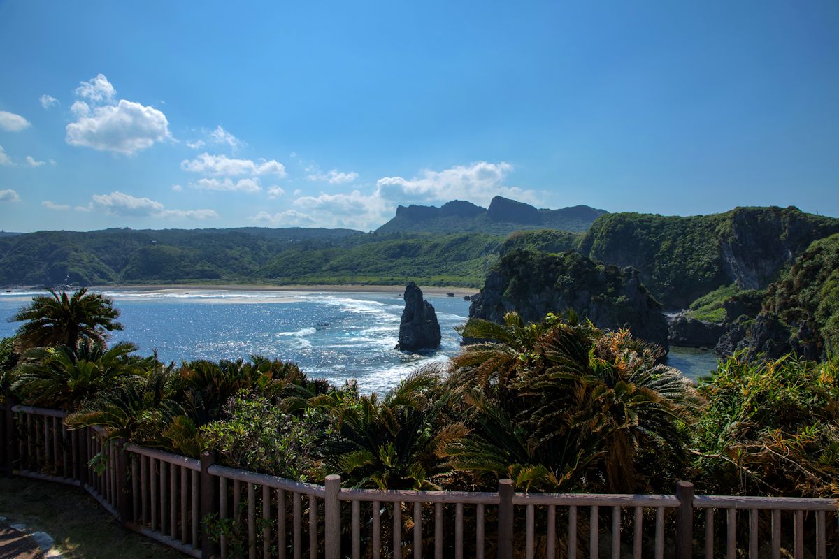辺戸岬東側にある展望台からの眺め。ヤンバルクイナ展望は写真左側に位置します