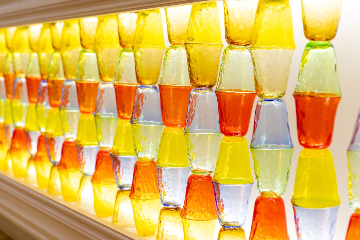 琉球ガラスのグラスでデコレーションされたレジカウンター