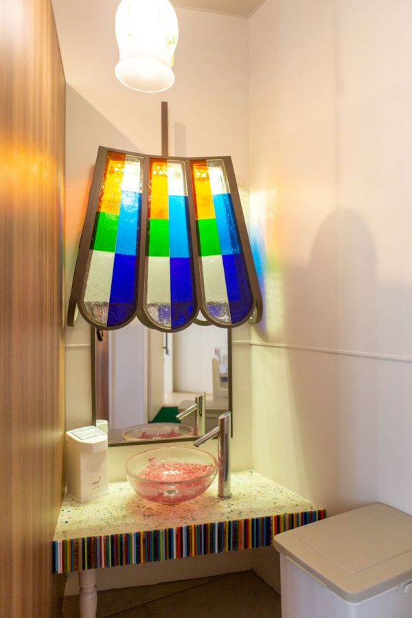 お手洗いにも琉球ガラスが。利用するのが楽しくなりますね