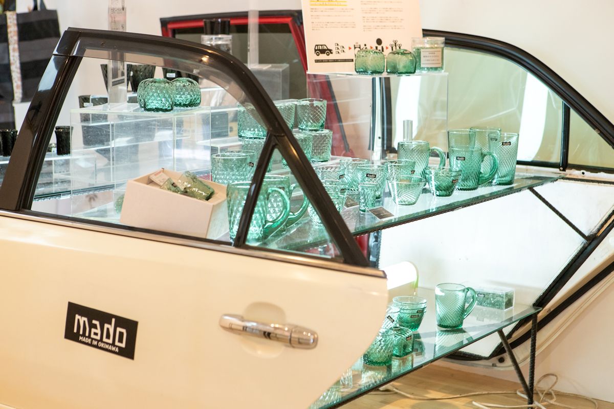 madoシリーズの作品。サイドガラスがグラスやジョッキなどに変身。展示方法もユニークですね