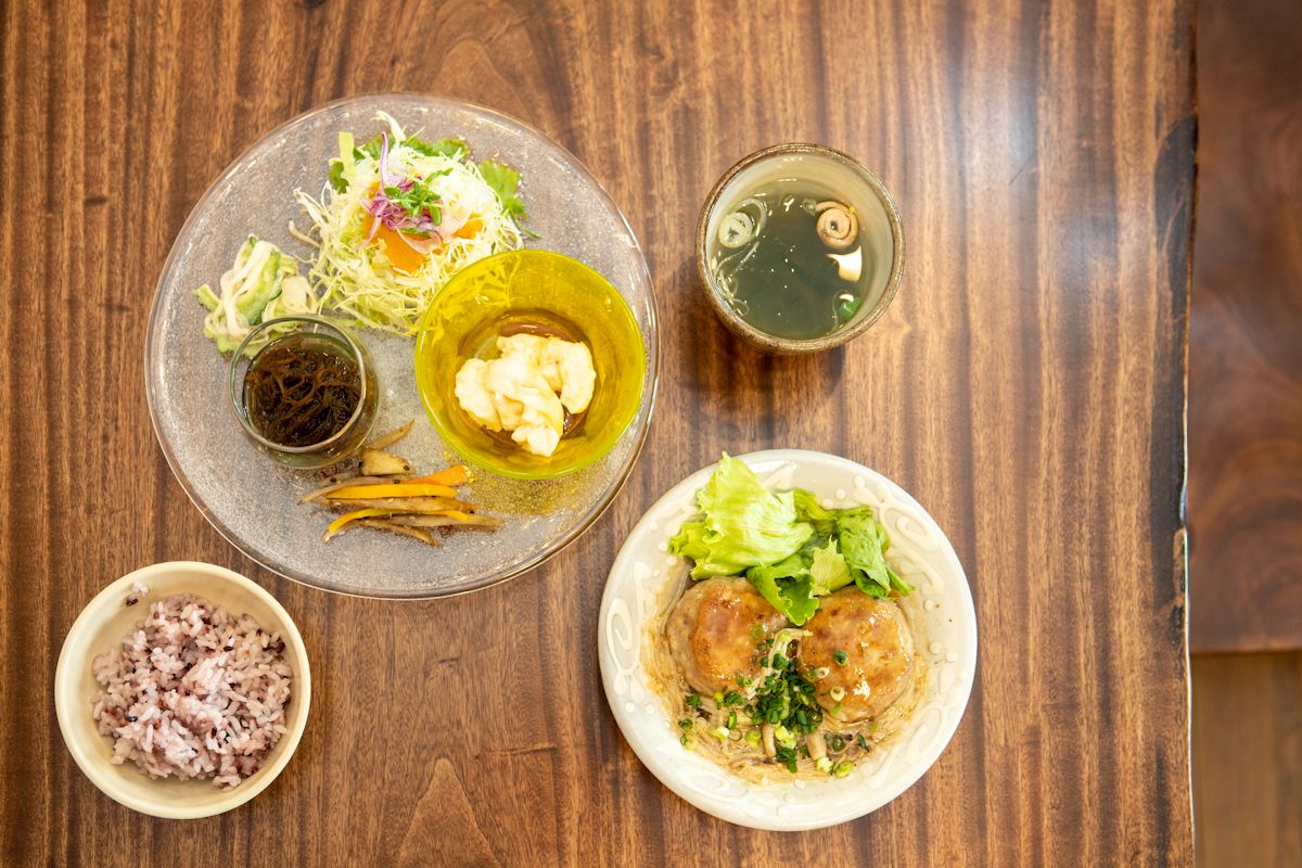 土～夢ハンバーグプレートセット1100円。プレート皿は琉球ガラス村の特注品