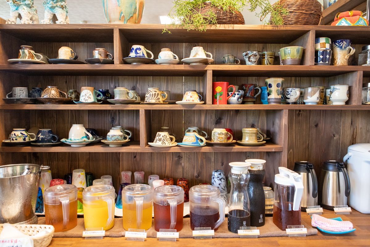 飲み放題のドリンクバー（280円）。コーヒーやオレンジジュースなどを用意