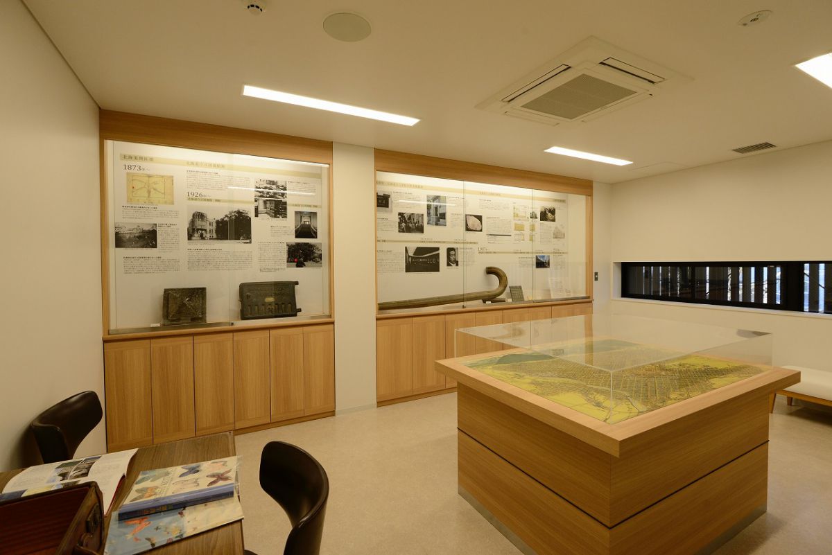 カフェ奥にあり、建物や周辺の歴史への理解を深められる「メモリアルルーム」