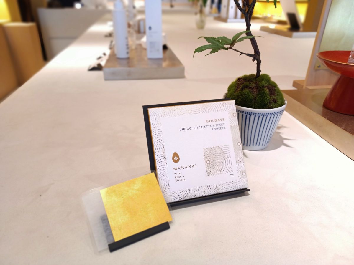 「金箔艶肌シート」 4枚入り 2420円