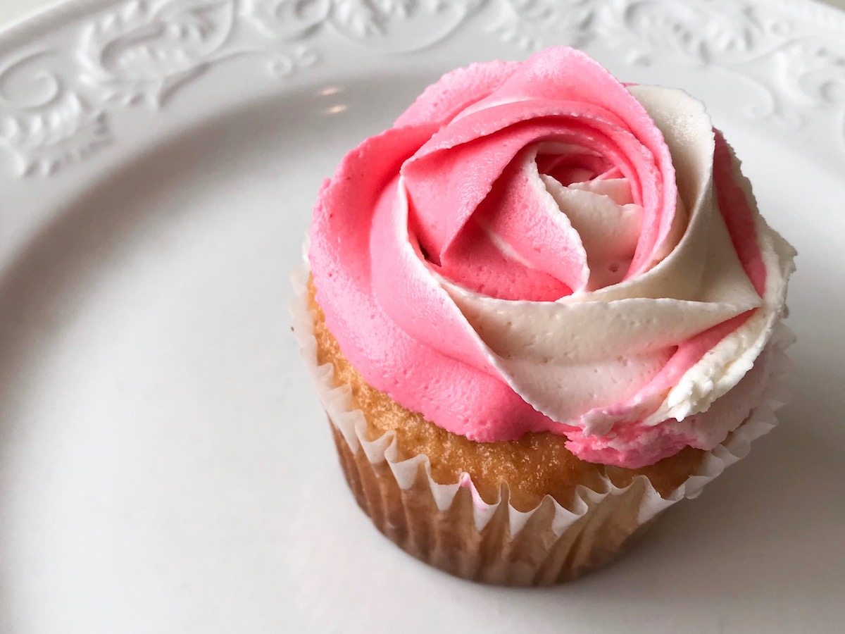 バタークリームのローズカップケーキ 320円