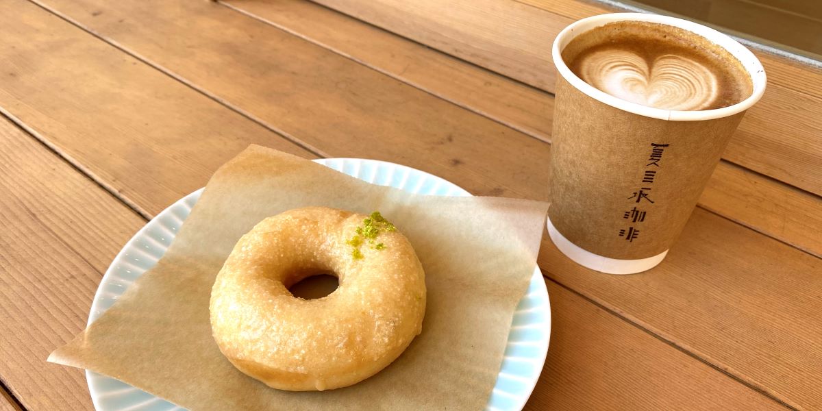 早稲田「夏目坂珈琲」は広島県ゆかりのメニューが味わえるカフェ！絶品ヴィーガンドーナツに舌つづみ