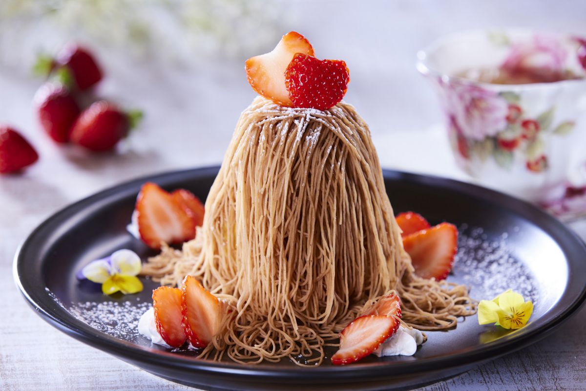 ショコラ夫人のいちご畑モンブラン1800円、ドリンクセット1950円（ショコラ夫人の旧邸）