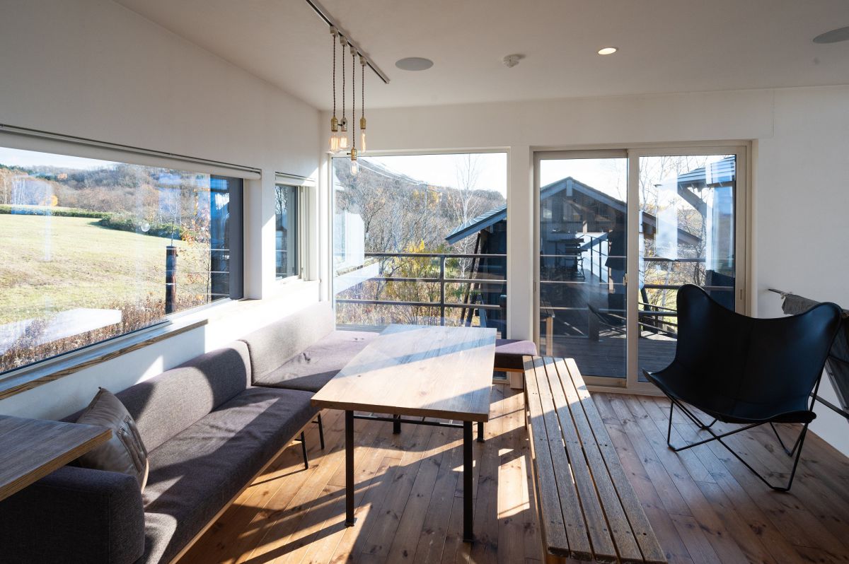 2階のリビングダイニングとウッドデッキ