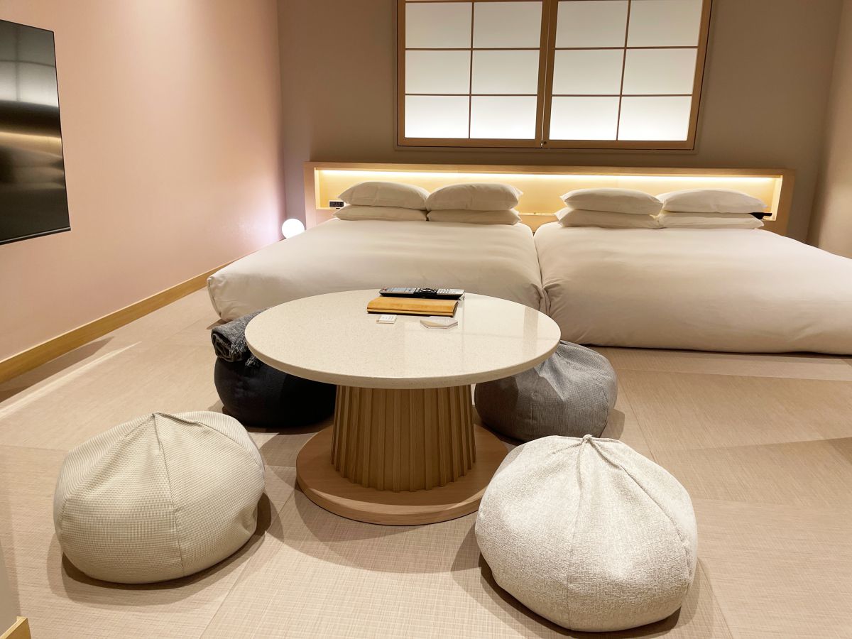 畳敷きの和モダンのお部屋も。