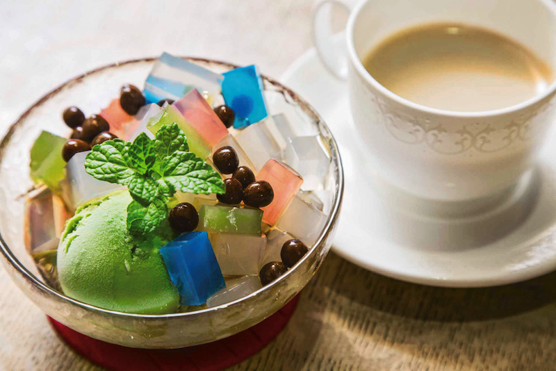 「甘えんぼう」の寒天の青や紫の色合いは箱根のアジサイをイメージ