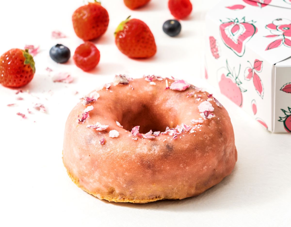 毎春人気のストロベリー アフタヌーンティーをイメージした「ベリー×ベリー リングケーキ」直径約12cm、1620円