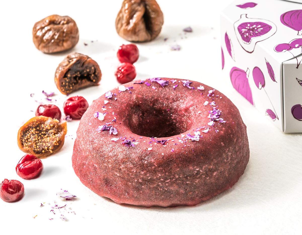 濃厚なチョコレート生地と黒糖の組み合わせ「チェリー・イチジク×黒糖ショコラ リングケーキ」直径約12cm、1620円