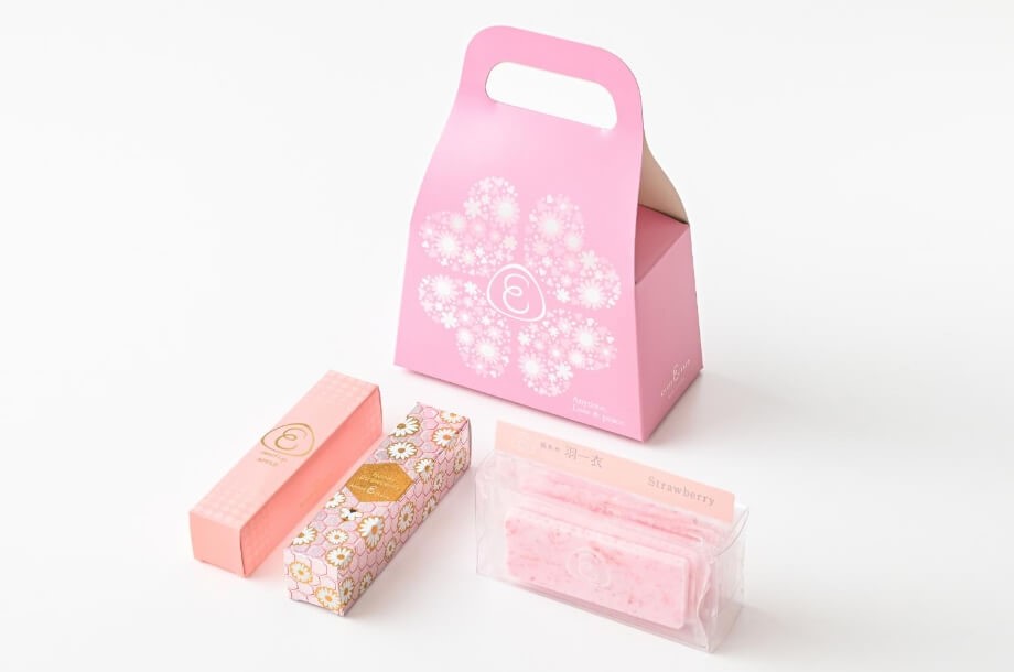 <Ameya Eitaro>ギフトバッグ パウダーピンク 1890円 (板あめ:ストロベリー×1個、スイートリップ:りんご・ハニーストロベリー×各1個)