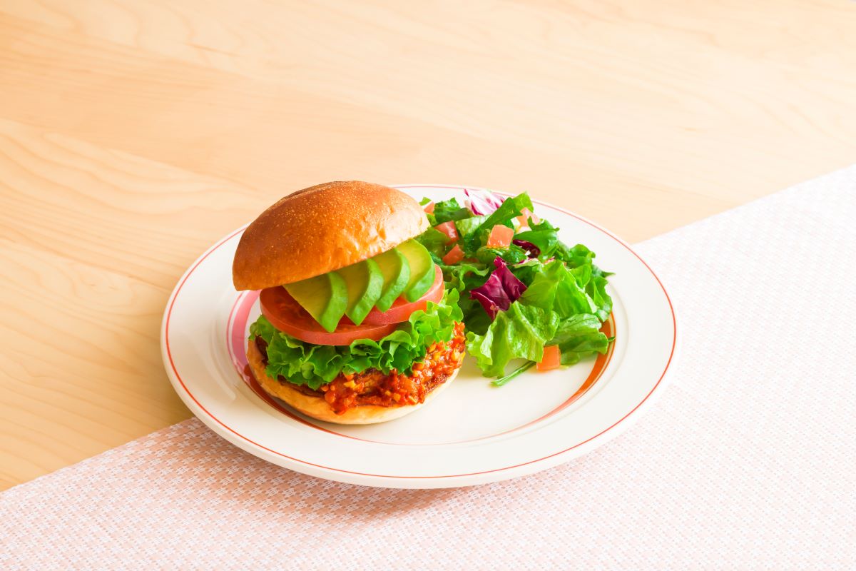 「ヴィーガンアボカドバーガー」1480円）