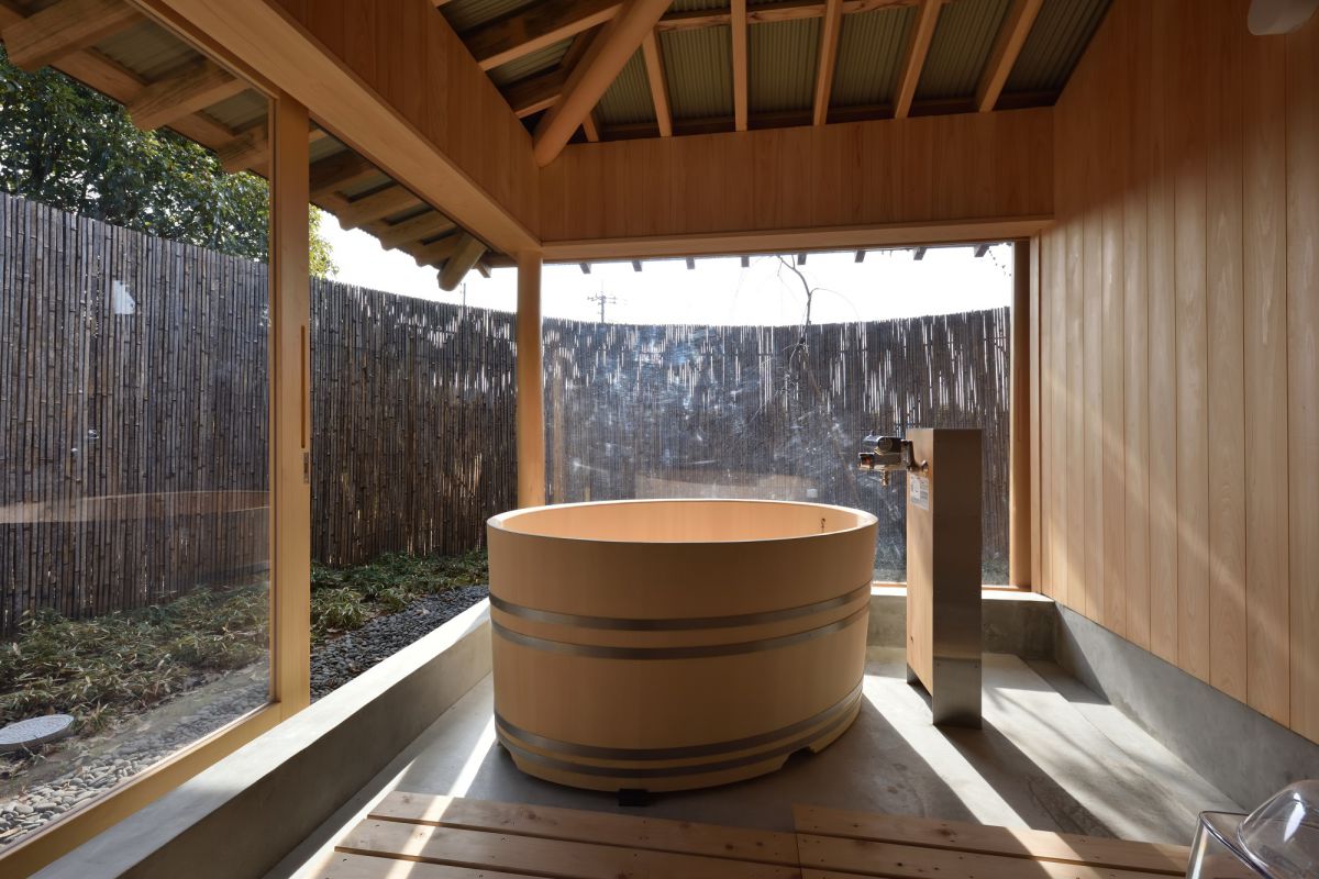 露天風呂も併設する「蔵」