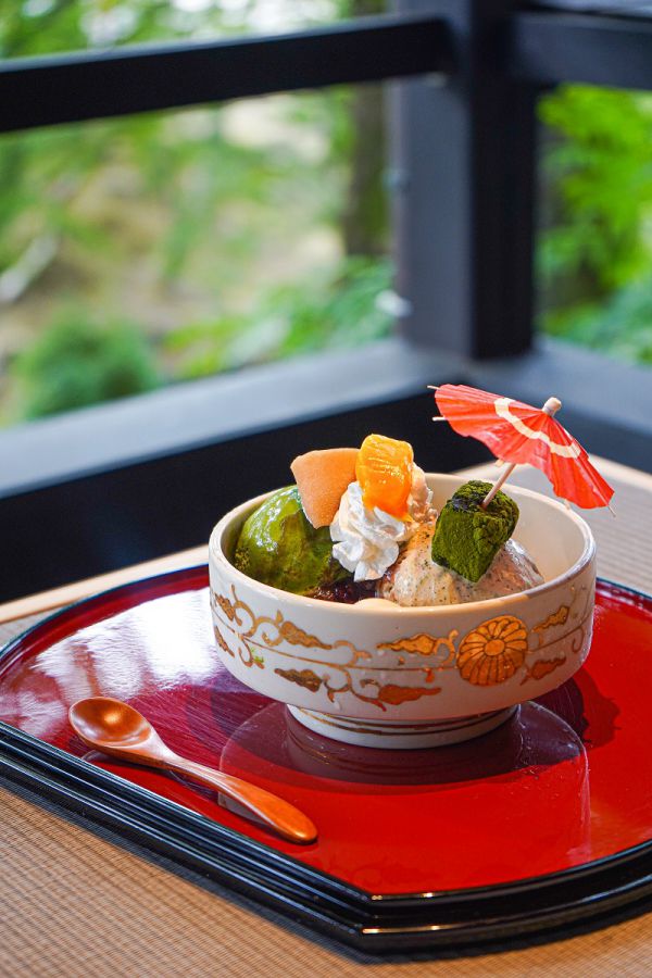 有機栽培の抹茶・ほうじ茶をふんだんに使ったアイスやわらび餅がたっぷりの「天龍寺パフェ 990円」