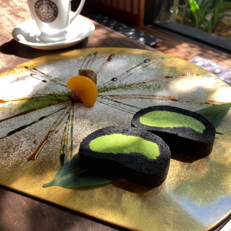 「京黒ロール播磨園抹茶 990円」は竹炭を練り込んだ真っ黒なもちもち生地に、クリームたっぷり