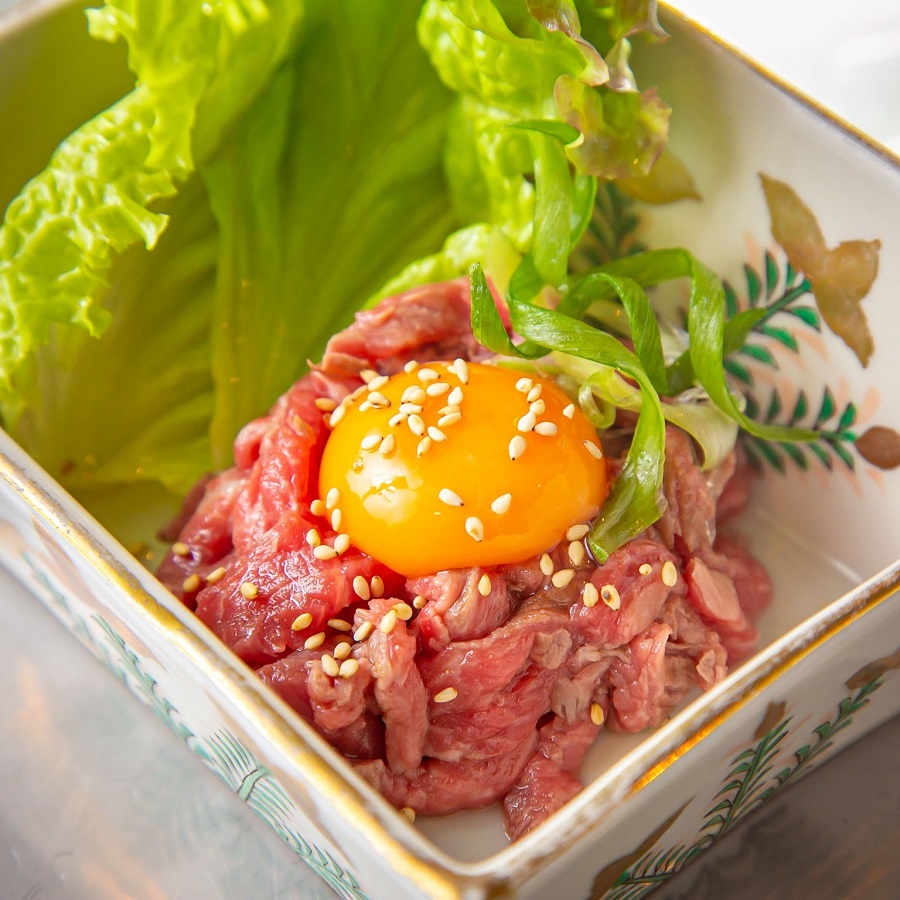 「レアステーキユッケ風 899円」も人気があります