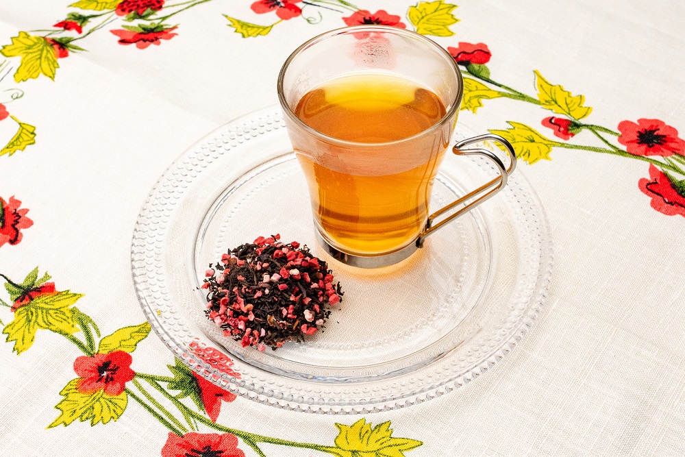 「No.6 Spring black tea春の紅茶 ～イチゴとカカオのブレンド～」缶入りティーバッグタイプ(3g×8袋入)1242円、袋入りティーバッグタイプ(3g×8袋入)918円　※無くなり次第終了