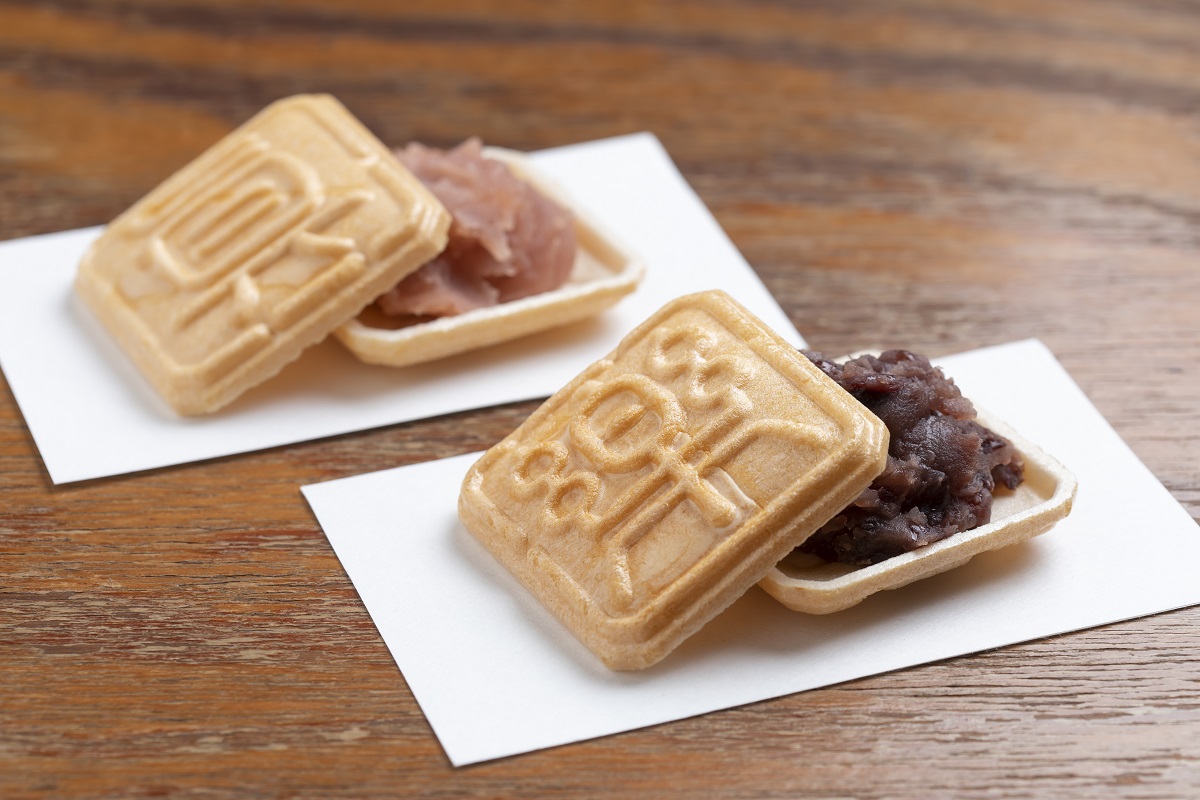 デザートはパリパリ食感のもなか皮に季節ごとに変わる餡を詰めて