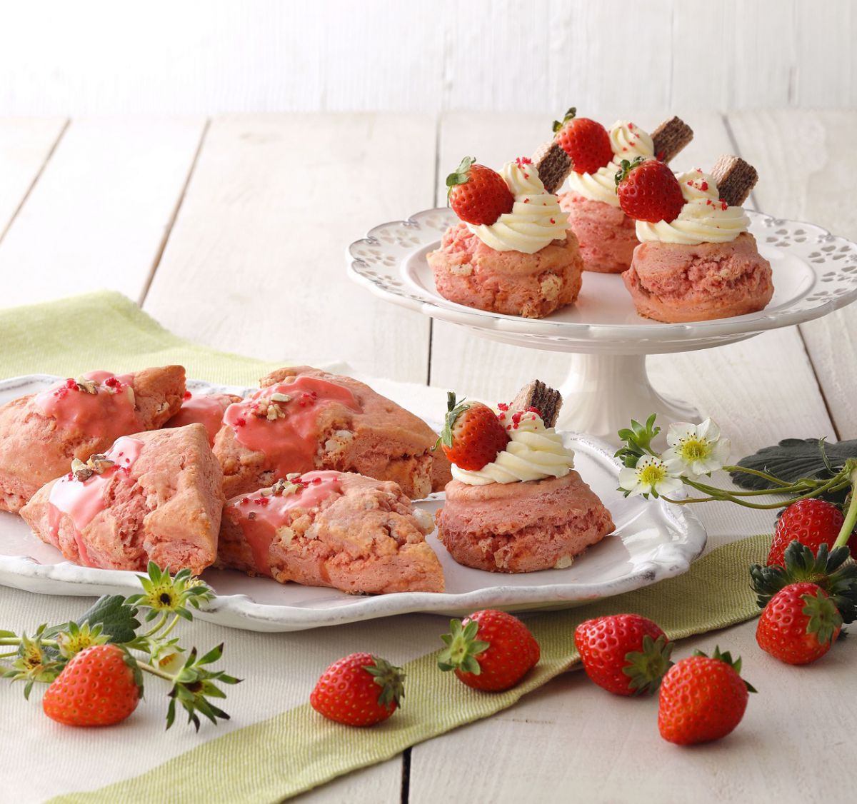 「ストロベリーチーズケーキスコーン」（右）380円　※東京ギフトパレット店で販売 「ストロベリーシュガースコーン」（左）340円　※東京ギフトパレット店・オンラインストアで販売