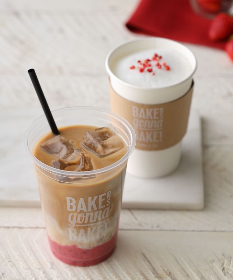 「ストロベリーラテ」（右）430円、「アイスストロベリーミルクティー」（左）480円　※東京ギフトパレット店で販売