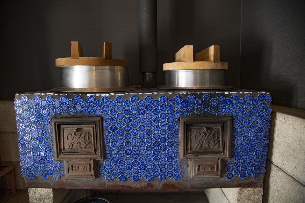 「萱」のかまどでご飯を炊く体験もできる