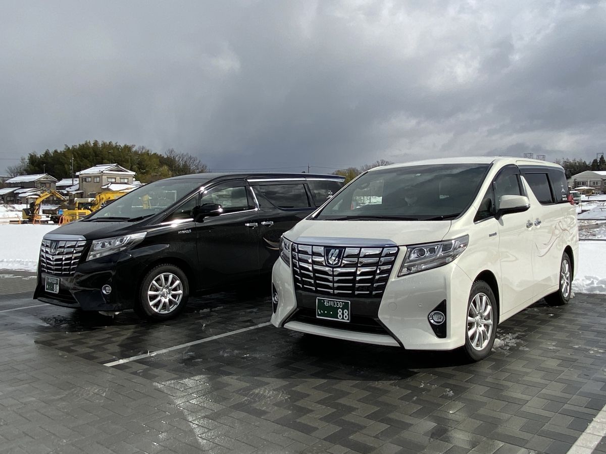 車両はトヨタ アルファードの上級クラス「Executive Lounge」を使用。ナンバーは縁起の良い“88”で統一