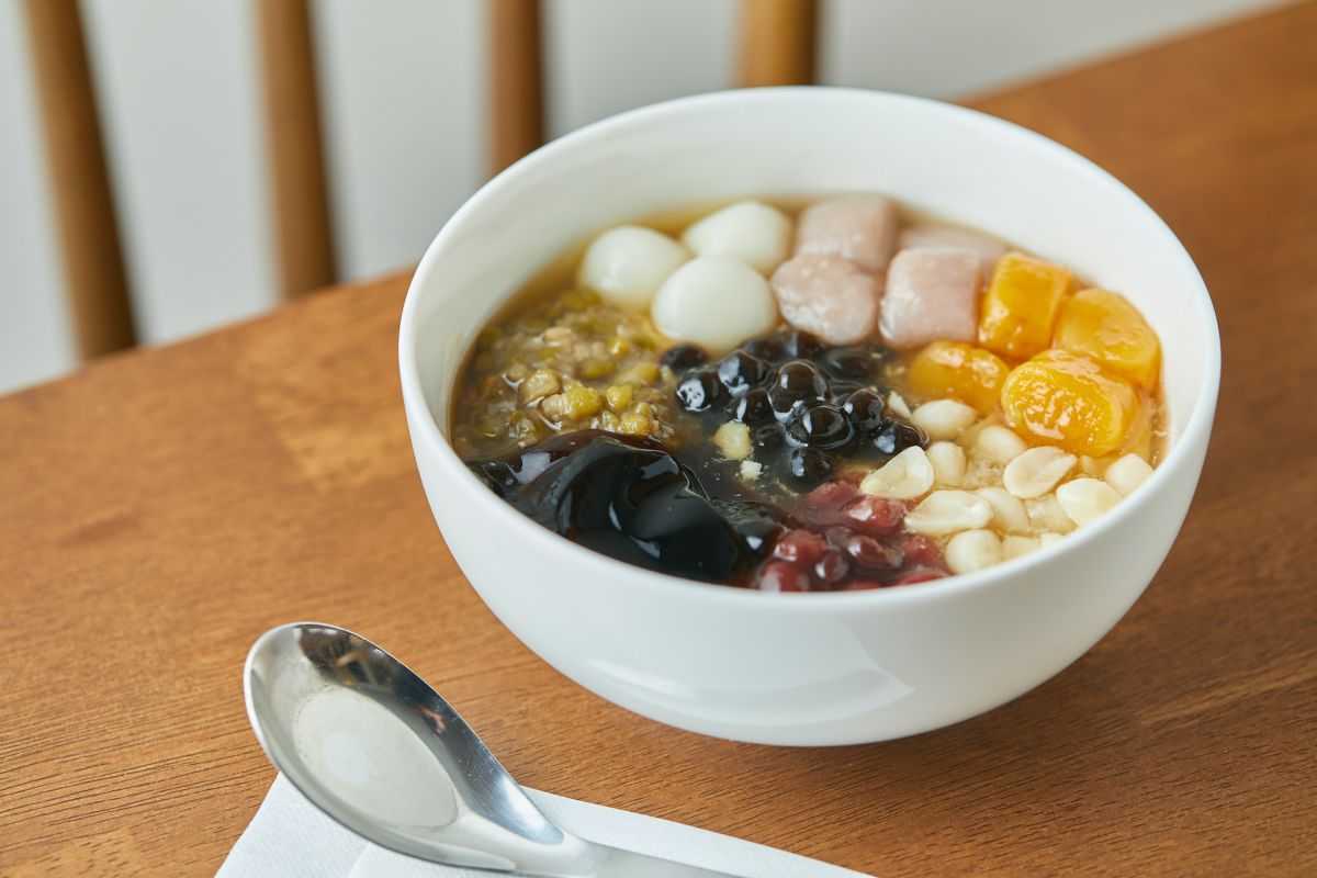 阿嬷豆花（温・冷）トッピング4種類付き 750円、全部のせは1070円　※追加トッピング＋80円