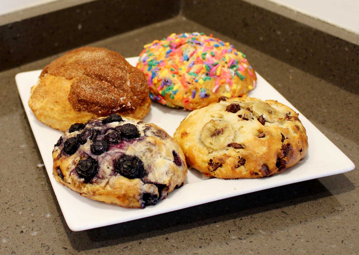 写真手前左から時計回りに「ブルーベリー・チーズクリーム」、「シナモントースト」、「バースデー・ケーキ」、「バナナ・チョコレートチップ」各$4.25