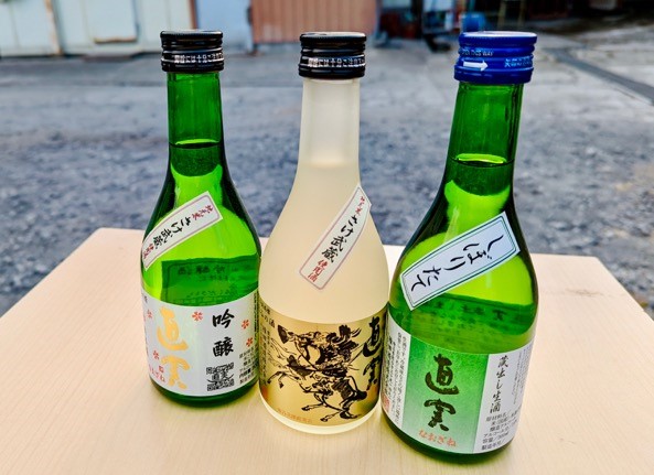 熊谷の地酒「直実」シリーズ。「酸×旨×甘」のバランスがよい「直実　特別純米」363円（180ml）〜2970円（1800ml）など