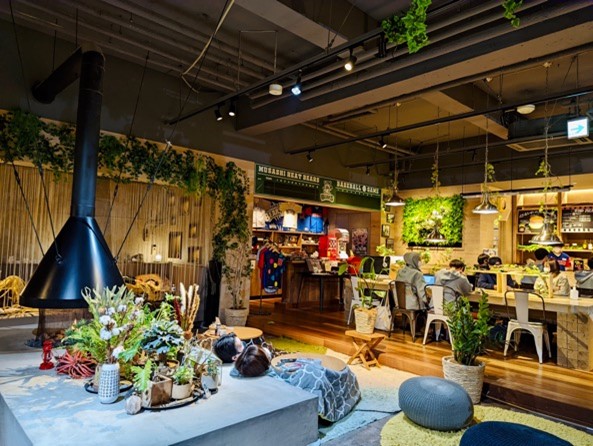 フリータイム入館入館料は大人1530円（会員料金1330円）、小学生以下765円（会員料金665円）、館内着・タオル付き。土日祝日は大人プラス200円、小学生以下＋100円。深夜料金はプラス1320円　※ほか入館コースあり