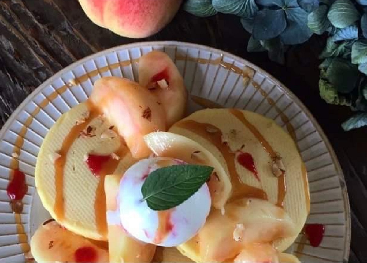 桃とキャラメルのパンケーキ