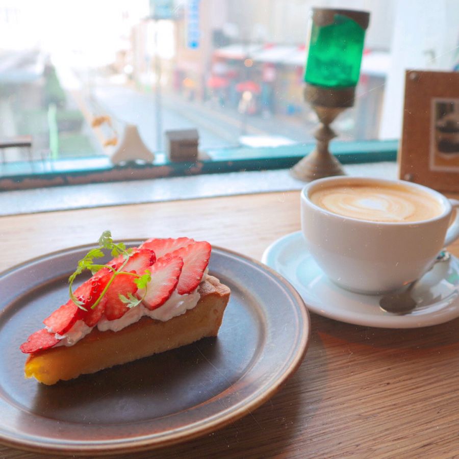 季節のタルト550円、カフェラテ500円