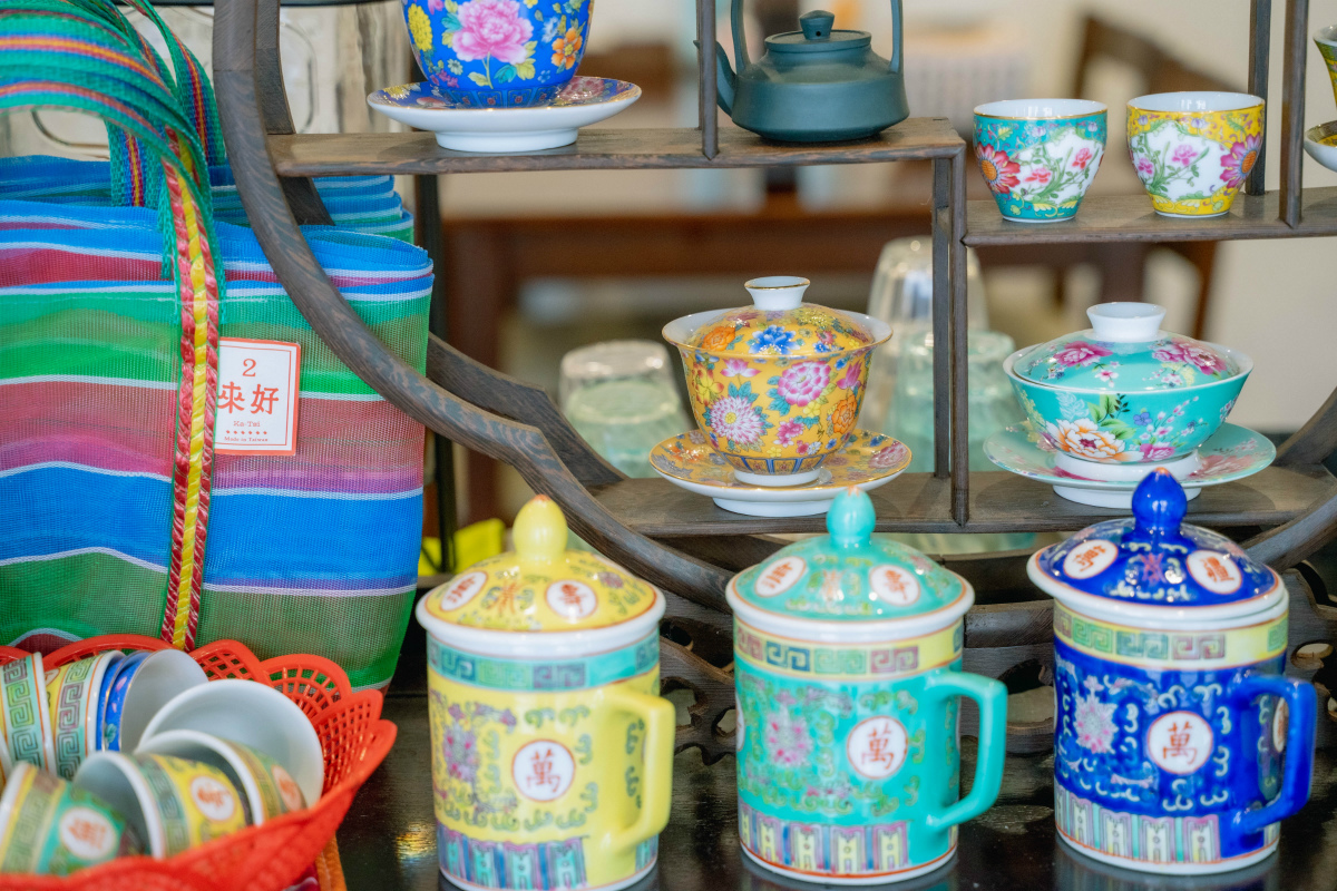 現地で買い付けた色とりどりの茶器が華を添える