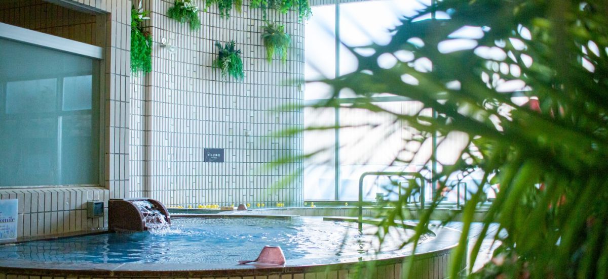 「変わり風呂」。ヨモギの湯やドクダミの湯やミントの湯など一年を通してさまざまな湯を楽しめる